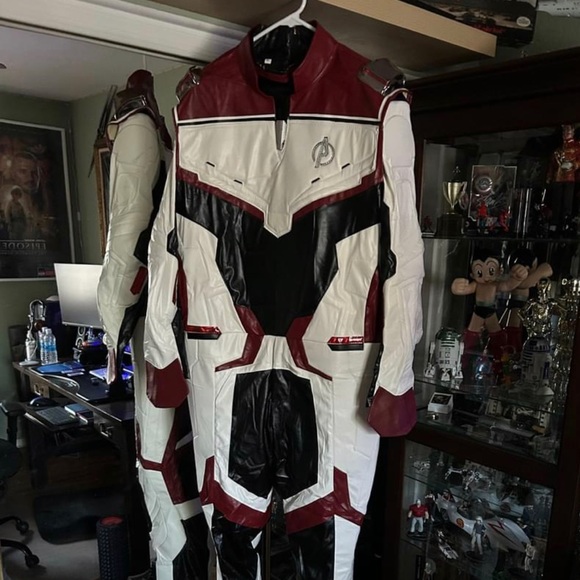 Avengers Endgame Quantum Costume - Picture 3 of 8